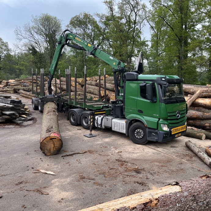 vrachtwagen_kraan-tilt-boomstam_690x690_acf_cropped